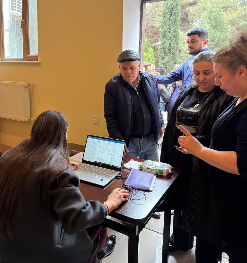 Suraxanıda şəhid, qazi və aztəminatlı ailələrə bayram sovqatı paylanıldı - FOTOLAR