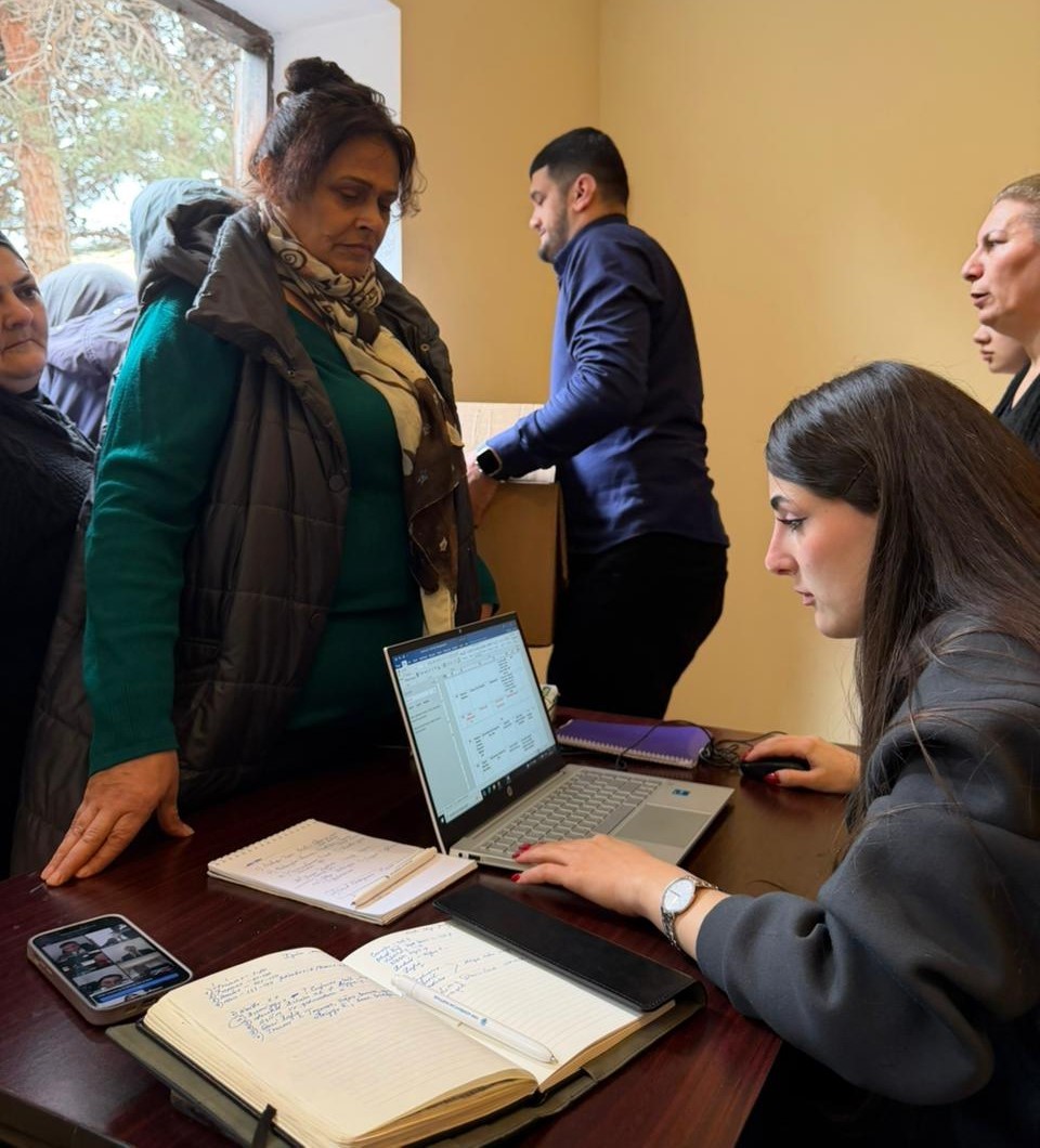 Suraxanıda şəhid, qazi və aztəminatlı ailələrə bayram sovqatı paylanıldı - FOTOLAR