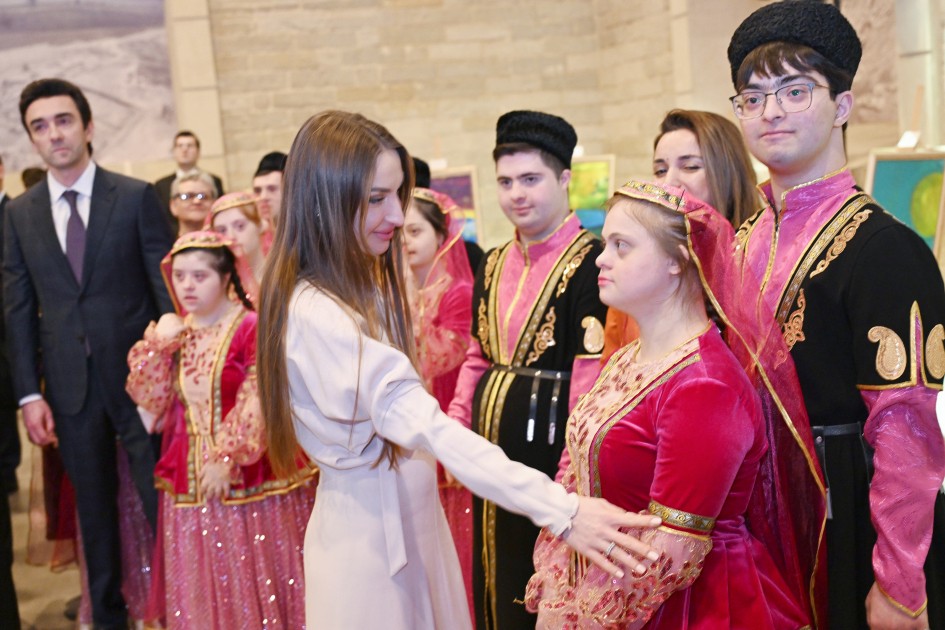 Alena Əliyeva “Çərçivədən kənar” sərgisində - FOTOLAR