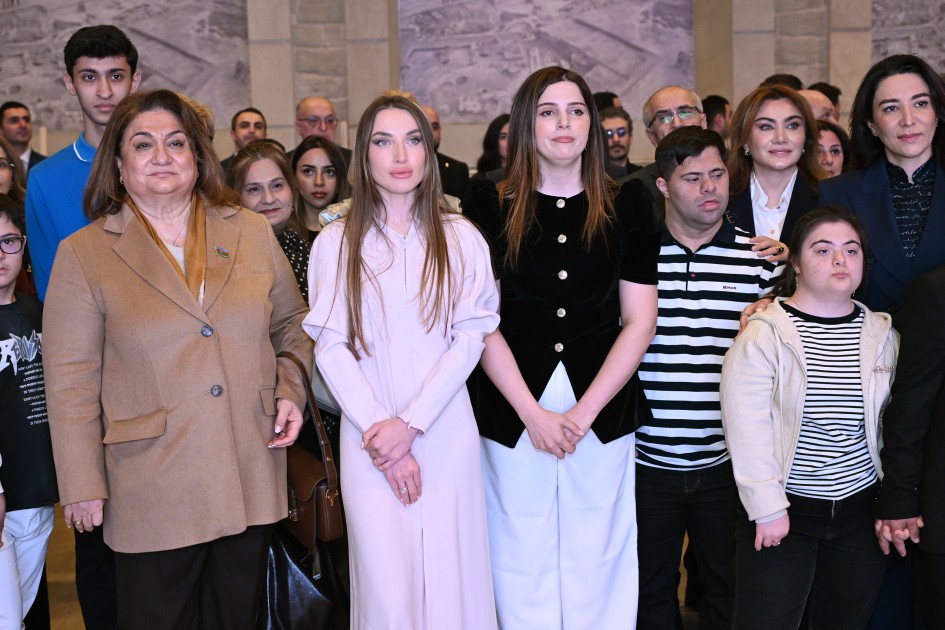 Alena Əliyeva “Çərçivədən kənar” sərgisində - FOTOLAR