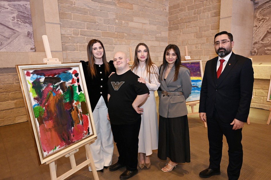 Alena Əliyeva “Çərçivədən kənar” sərgisində - FOTOLAR