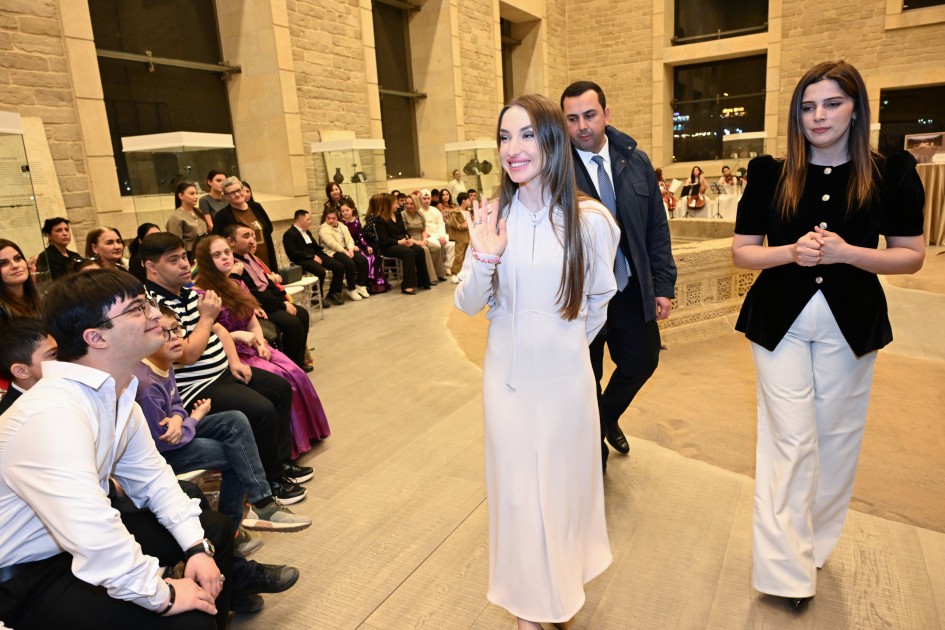 Alena Əliyeva “Çərçivədən kənar” sərgisində - FOTOLAR