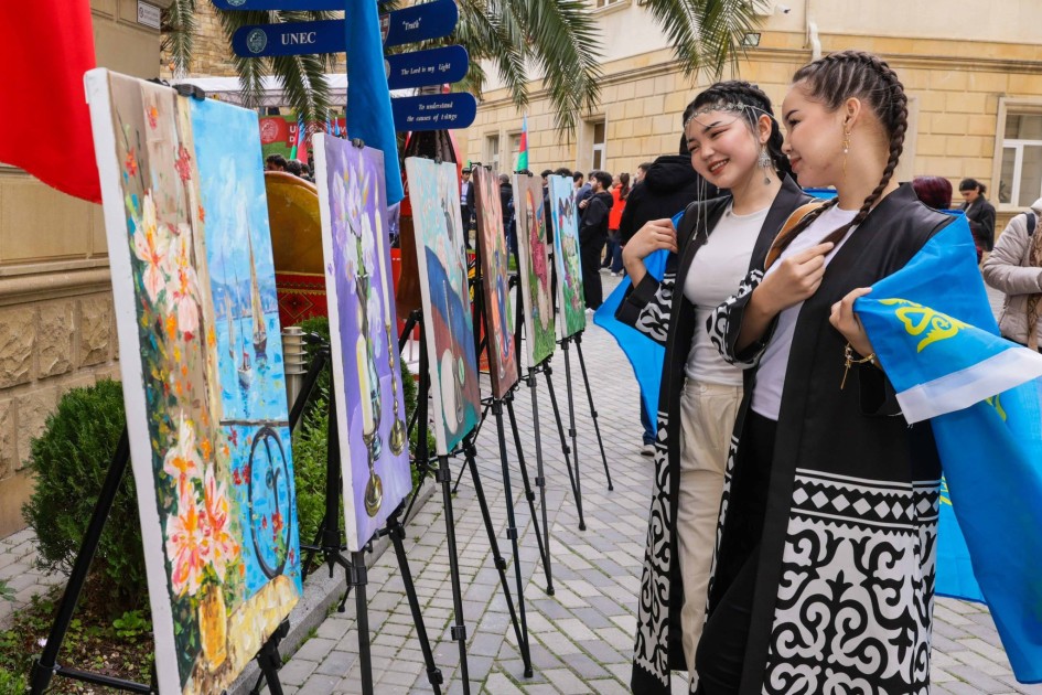 UNEC-də tələbələrin iştirakı ilə Novruz bayramı qeyd olunub - FOTOLAR