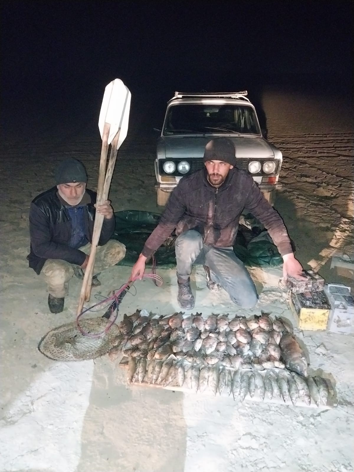 Kür çayında "tok" aparatı ilə balıq ovlayan 3 nəfər saxlanıldı - FOTOLAR