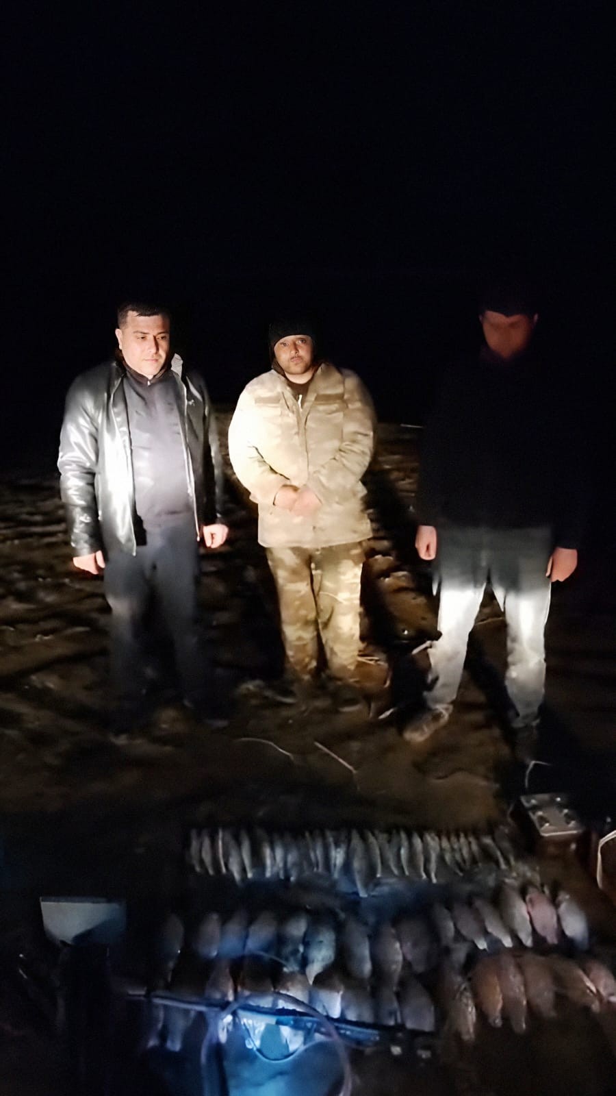 Kür çayında "tok" aparatı ilə balıq ovlayan 3 nəfər saxlanıldı - FOTOLAR