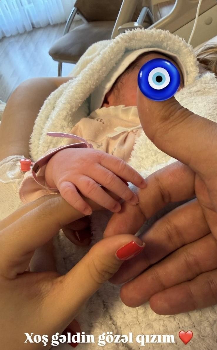 Məşhur cütlüyün övladı dünyaya gəldi - FOTO