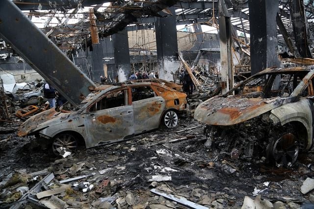 Avtomobil salonuna raket düşdü - 70 lüks maşın məhv oldu (FOTO)