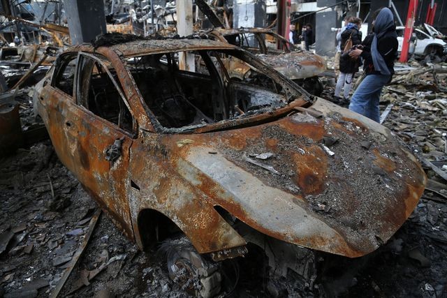 Avtomobil salonuna raket düşdü - 70 lüks maşın məhv oldu (FOTO)