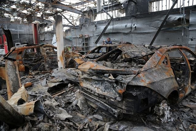 Avtomobil salonuna raket düşdü - 70 lüks maşın məhv oldu (FOTO)