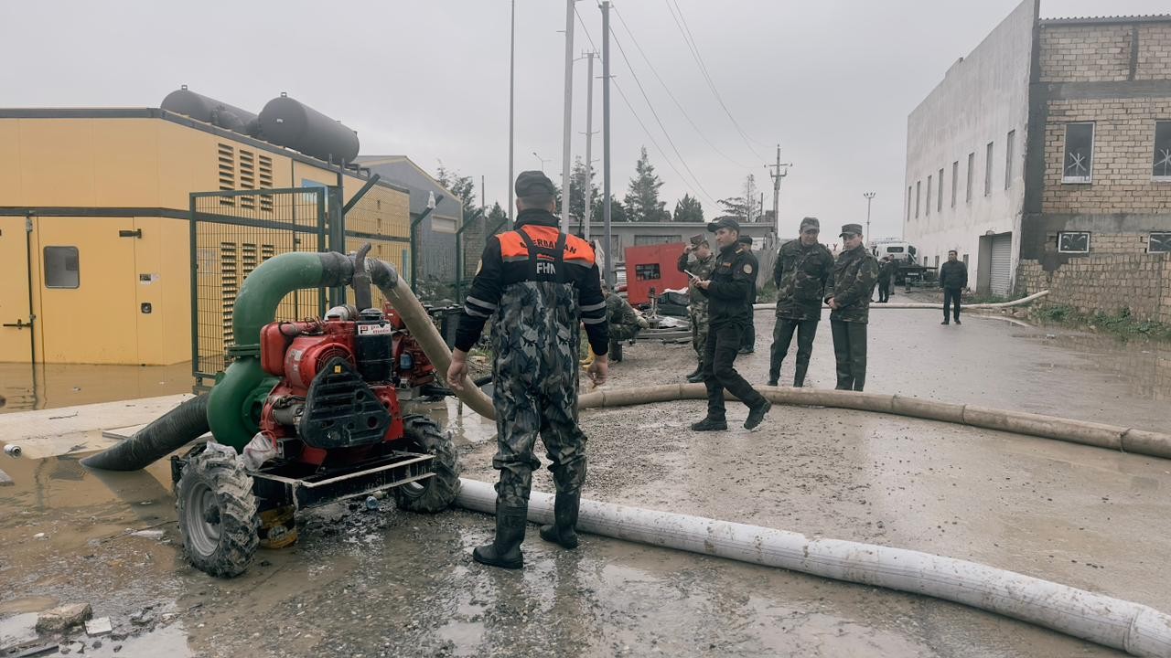 Abşeronda yağışın yaratdığı fəsadların qarşısı alınır - FOTOLAR