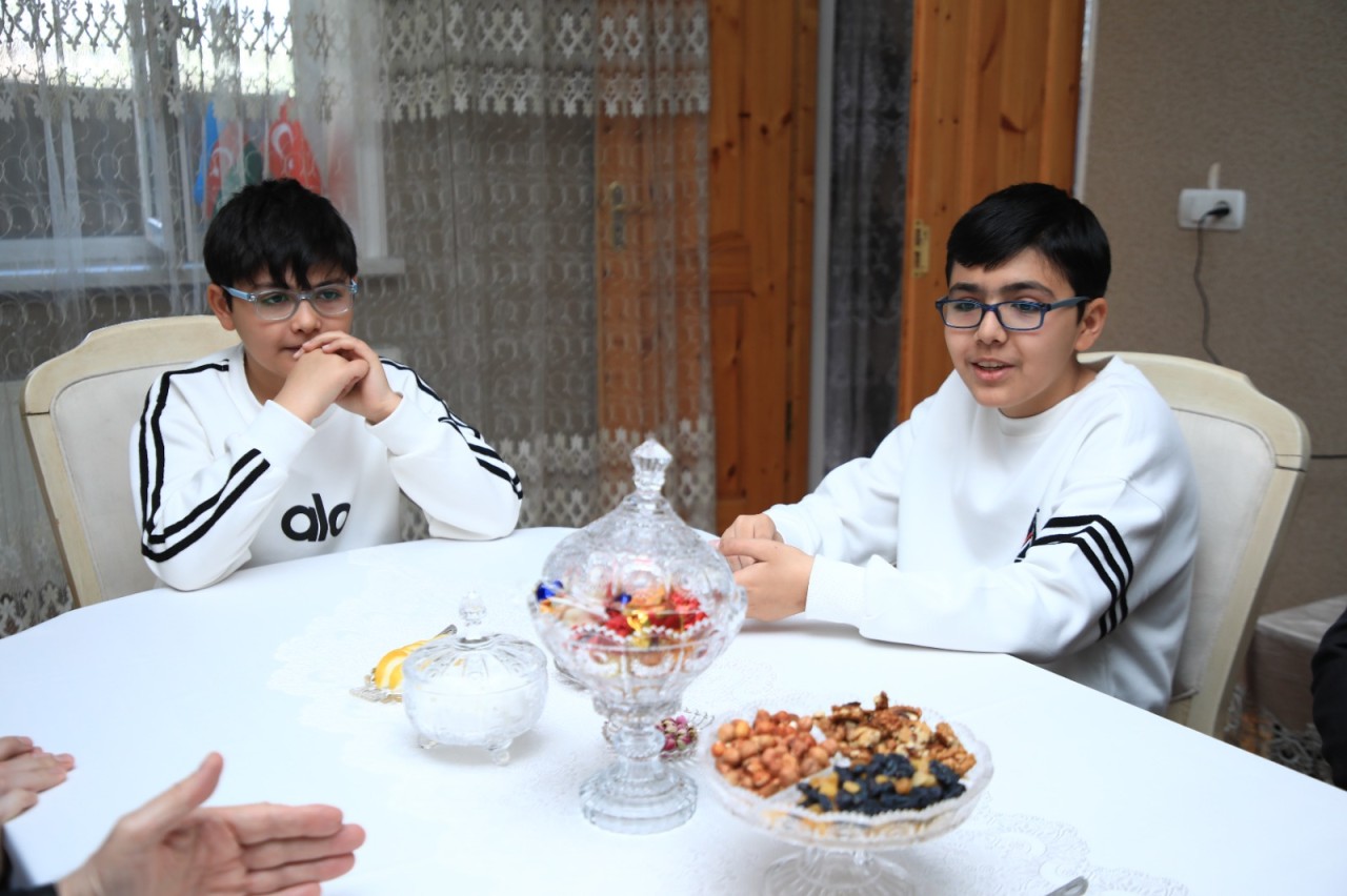 Niyazi Bayramov şəhid ailələrini ziyarət edib - FOTOLAR