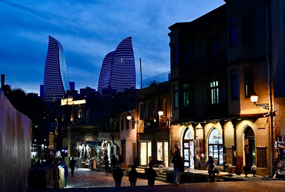 Bakı maviyə büründü - FOTOLAR