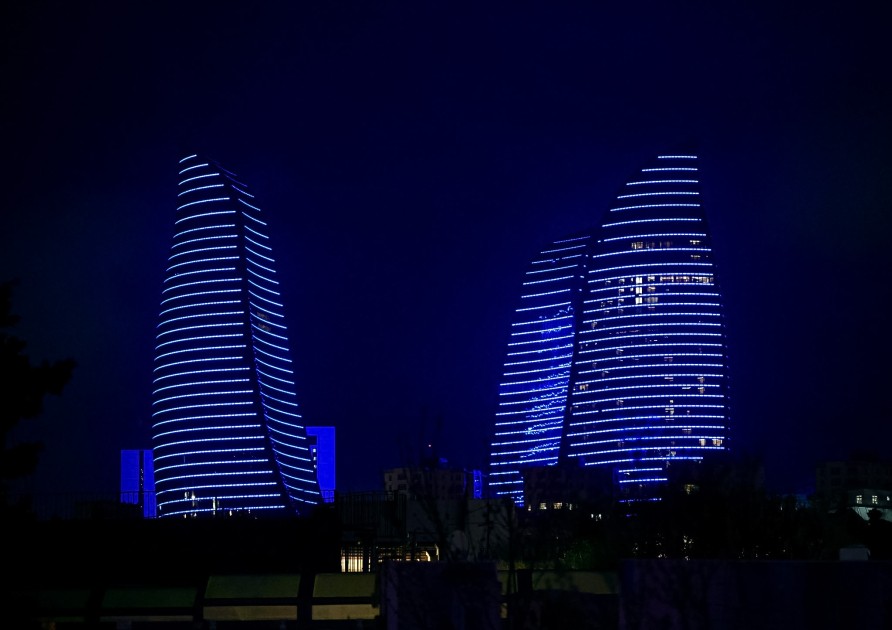 Bakı maviyə büründü - FOTOLAR