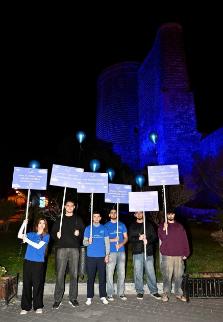 Bakı maviyə büründü - FOTOLAR