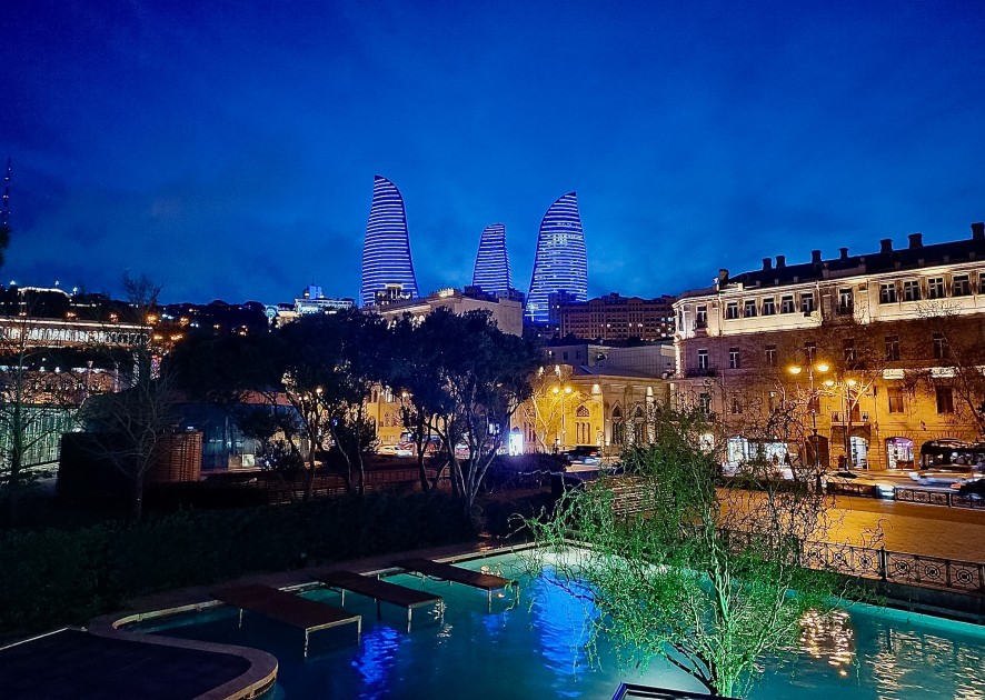 Bakı maviyə büründü - FOTOLAR