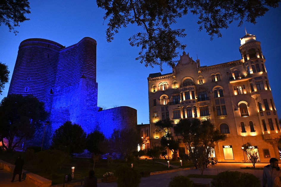 Bakı maviyə büründü - FOTOLAR