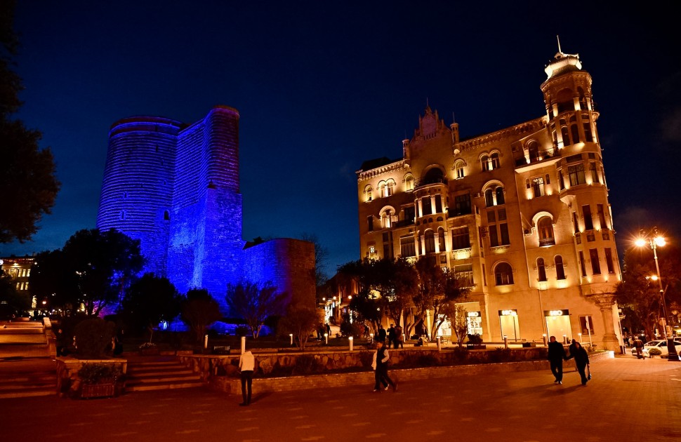 Bakı maviyə büründü - FOTOLAR