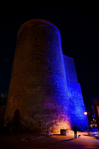 Bakı maviyə büründü - FOTOLAR