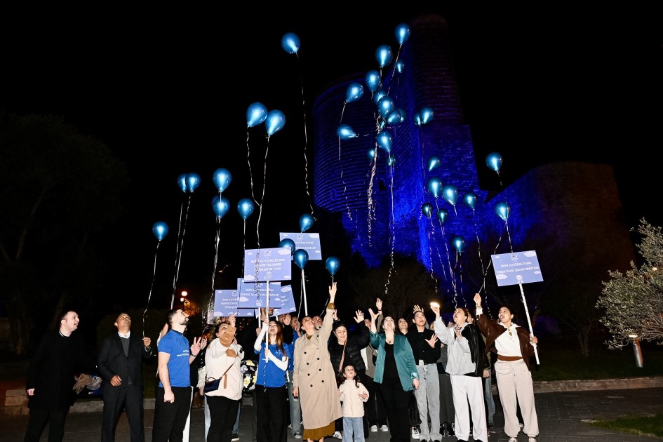 Bakı maviyə büründü - FOTOLAR