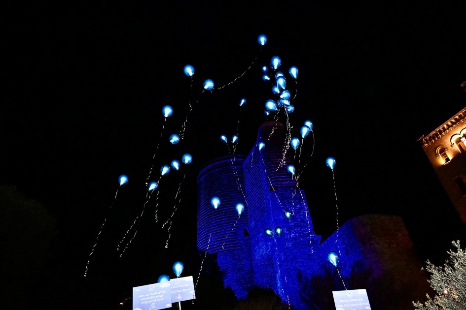 Bakı maviyə büründü - FOTOLAR