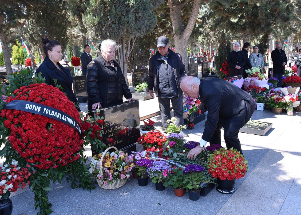 Sumqayıtda Aprel şəhidləri anılıb - FOTOLAR