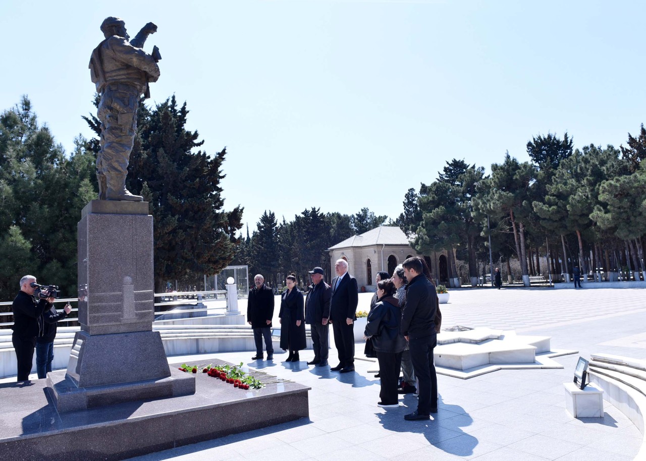 Sumqayıtda Aprel şəhidləri anılıb - FOTOLAR
