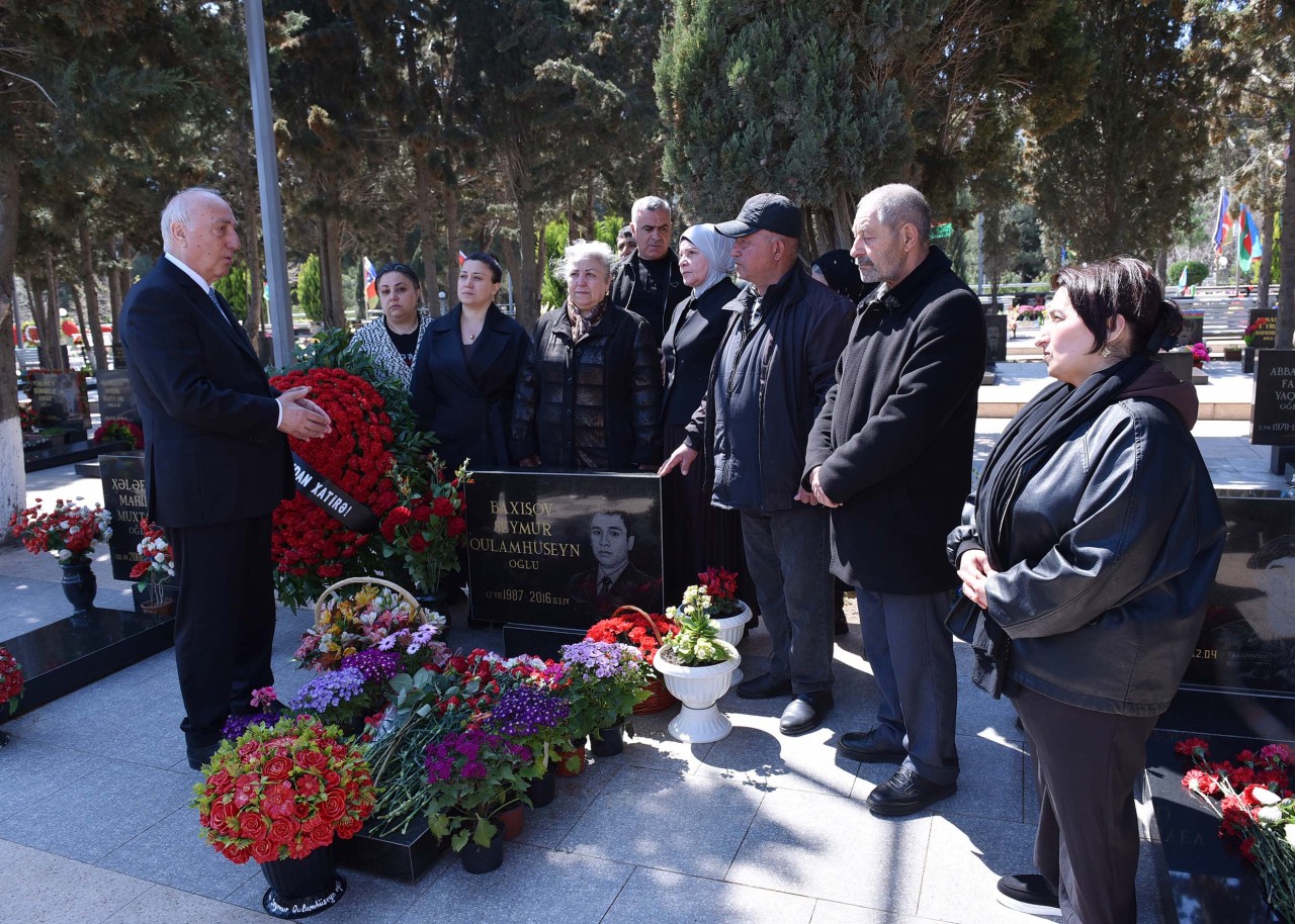 Sumqayıtda Aprel şəhidləri anılıb - FOTOLAR