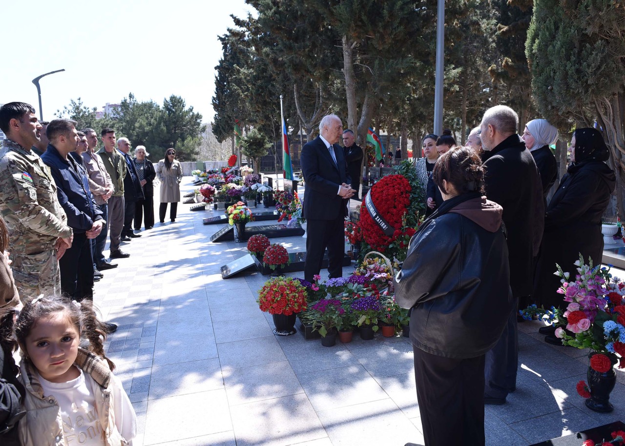 Sumqayıtda Aprel şəhidləri anılıb - FOTOLAR