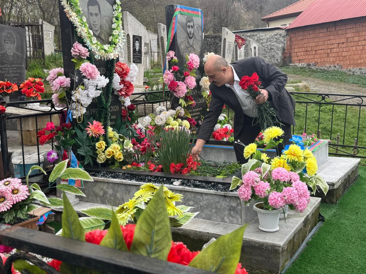 Asif Əsgərov şəhid məzarlarını ziyarət edib - FOTOLAR