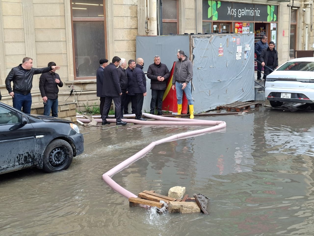 Abdin Fərzəliyev su basmış ərazilərdə sakinlərlə görüşdü - FOTOLAR