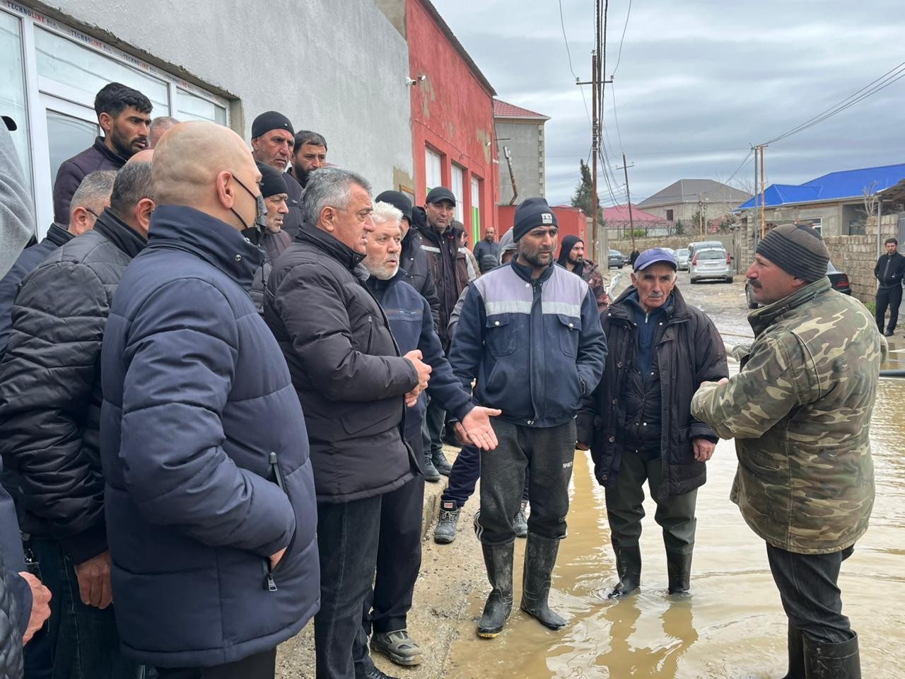Abdin Fərzəliyev su basmış ərazilərdə sakinlərlə görüşdü - FOTOLAR