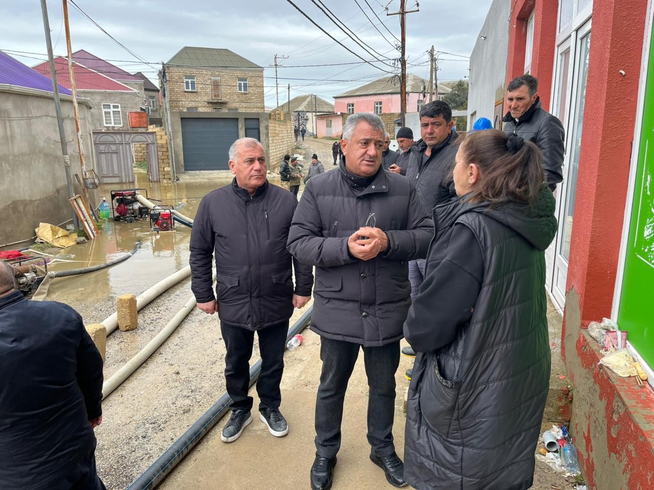 Abdin Fərzəliyev su basmış ərazilərdə sakinlərlə görüşdü - FOTOLAR