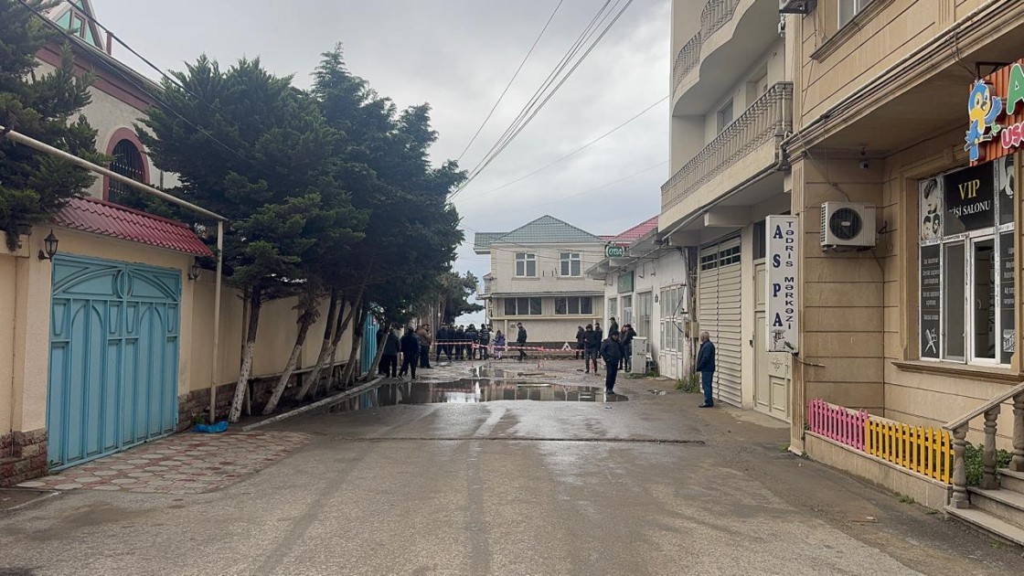 Keşlədə kollektorun üzərində tikilmiş ev sökülür - VİDEO