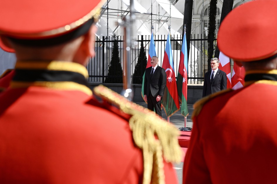 İlham Əliyevin Tbilisidə rəsmi qarşılanma mərasimi oldu - VİDEO+FOTOLAR