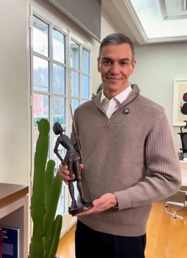 "Günün gərgin tempinə belə başlayıram" - Baş nazir iş otağını göstərdi