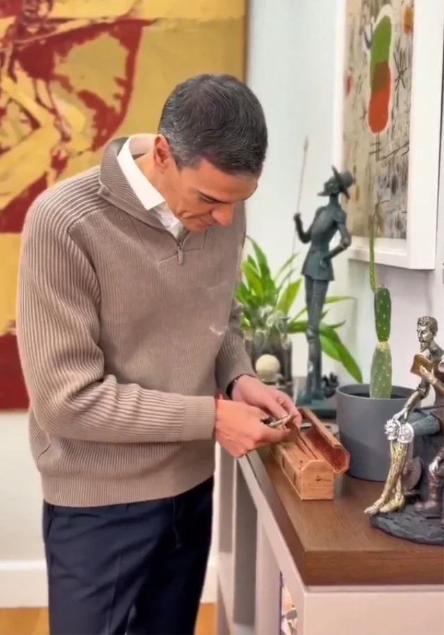 "Günün gərgin tempinə belə başlayıram" - Baş nazir iş otağını göstərdi