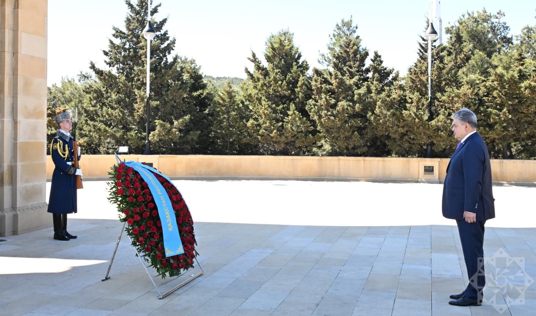 Qazaxıstan nümayəndə heyəti Şəhidlər xiyabanını və Zəfər parkını ziyarət etdi - FOTOLAR