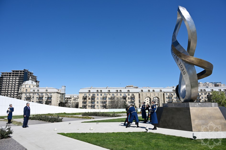 Qazaxıstan nümayəndə heyəti Şəhidlər xiyabanını və Zəfər parkını ziyarət etdi - FOTOLAR