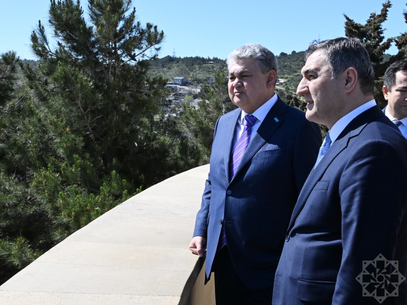 Qazaxıstan nümayəndə heyəti Şəhidlər xiyabanını və Zəfər parkını ziyarət etdi - FOTOLAR