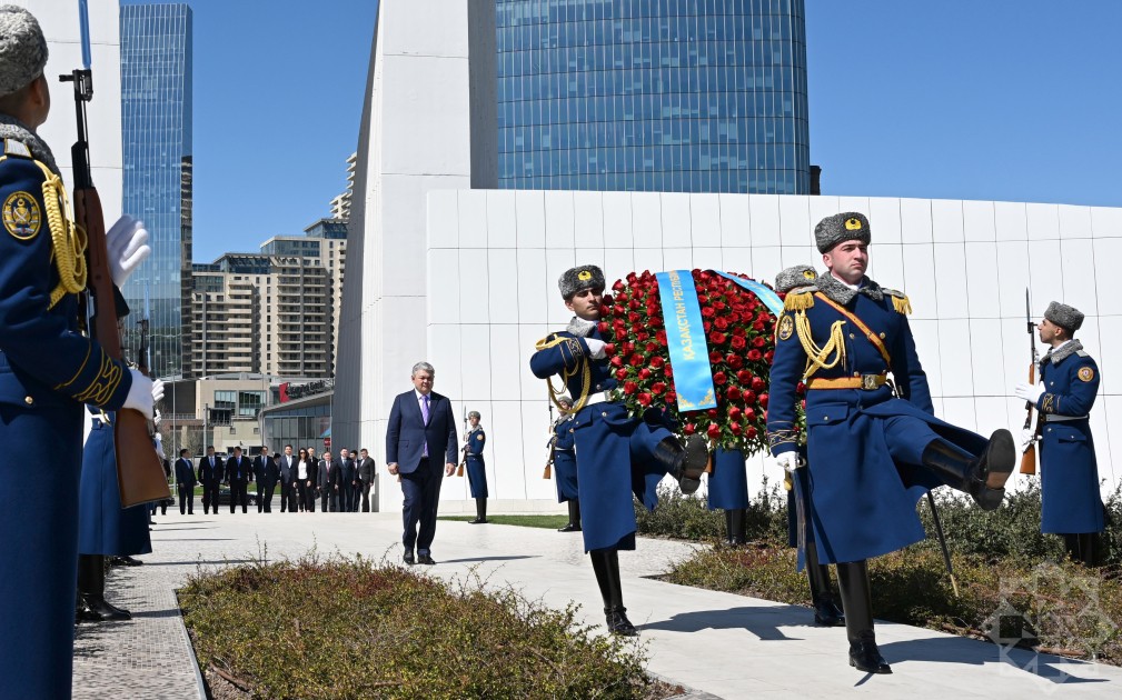 Qazaxıstan nümayəndə heyəti Şəhidlər xiyabanını və Zəfər parkını ziyarət etdi - FOTOLAR