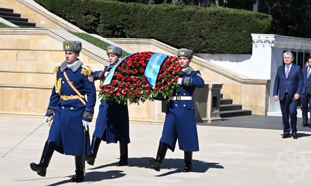 Qazaxıstan nümayəndə heyəti Şəhidlər xiyabanını və Zəfər parkını ziyarət etdi - FOTOLAR