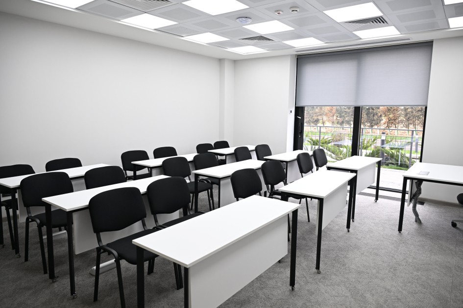 Yeni açılışı olan Beynəlxalq Təlim Mərkəzindən - FOTOLAR