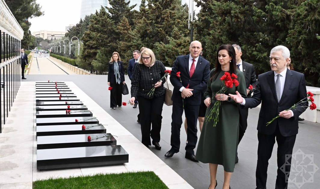 Litvanın Baş naziri Bakıda şəhidlərin xatirəsini anıb - FOTOLAR