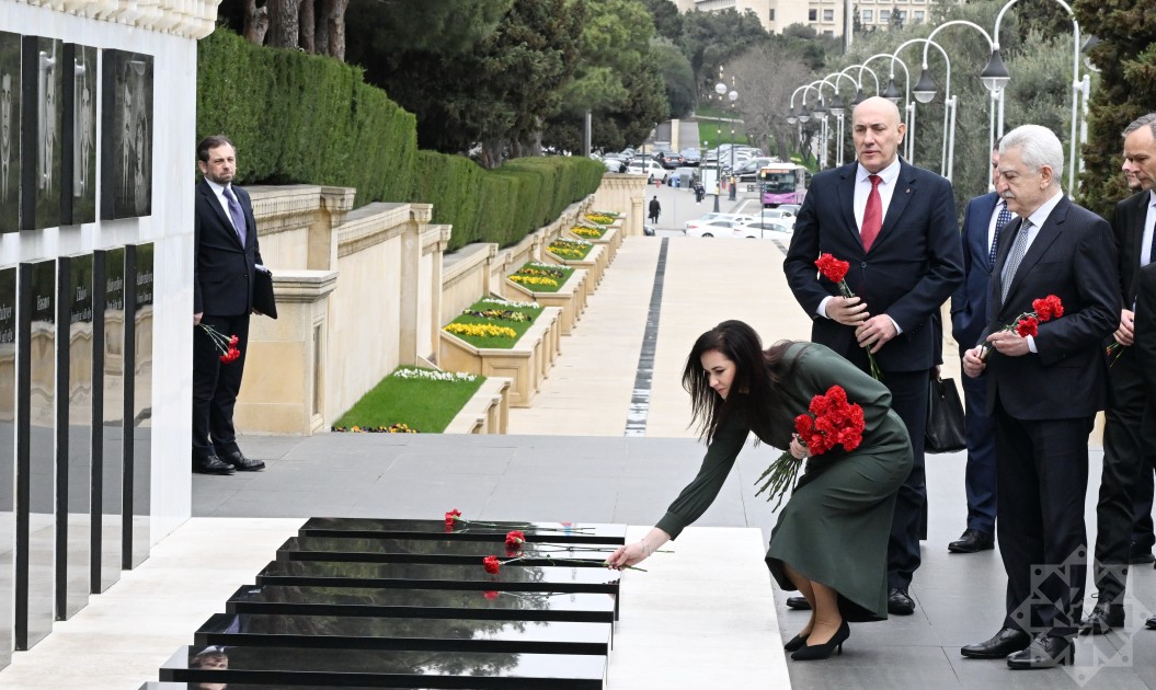 Litvanın Baş naziri Bakıda şəhidlərin xatirəsini anıb - FOTOLAR