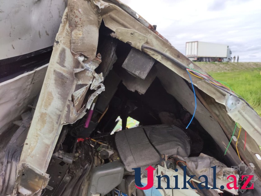 Ödənişli yolda qarpız dolu yük maşını aşdı - FOTO