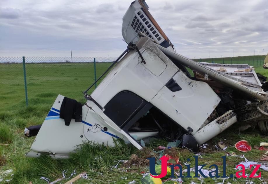 Ödənişli yolda qarpız dolu yük maşını aşdı - FOTO