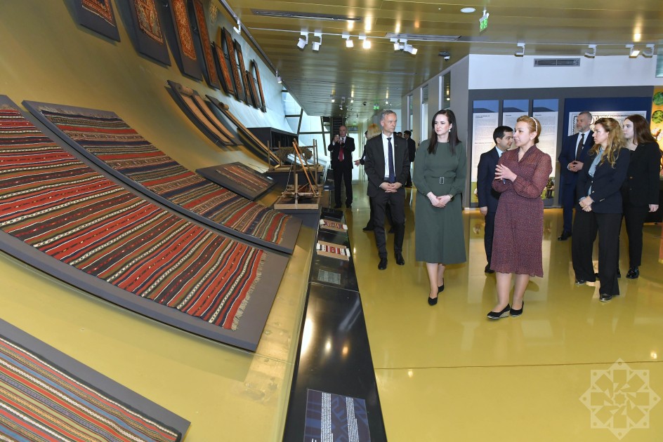 Litvanın Baş naziri Milli Xalça Muzeyində - FOTOLAR