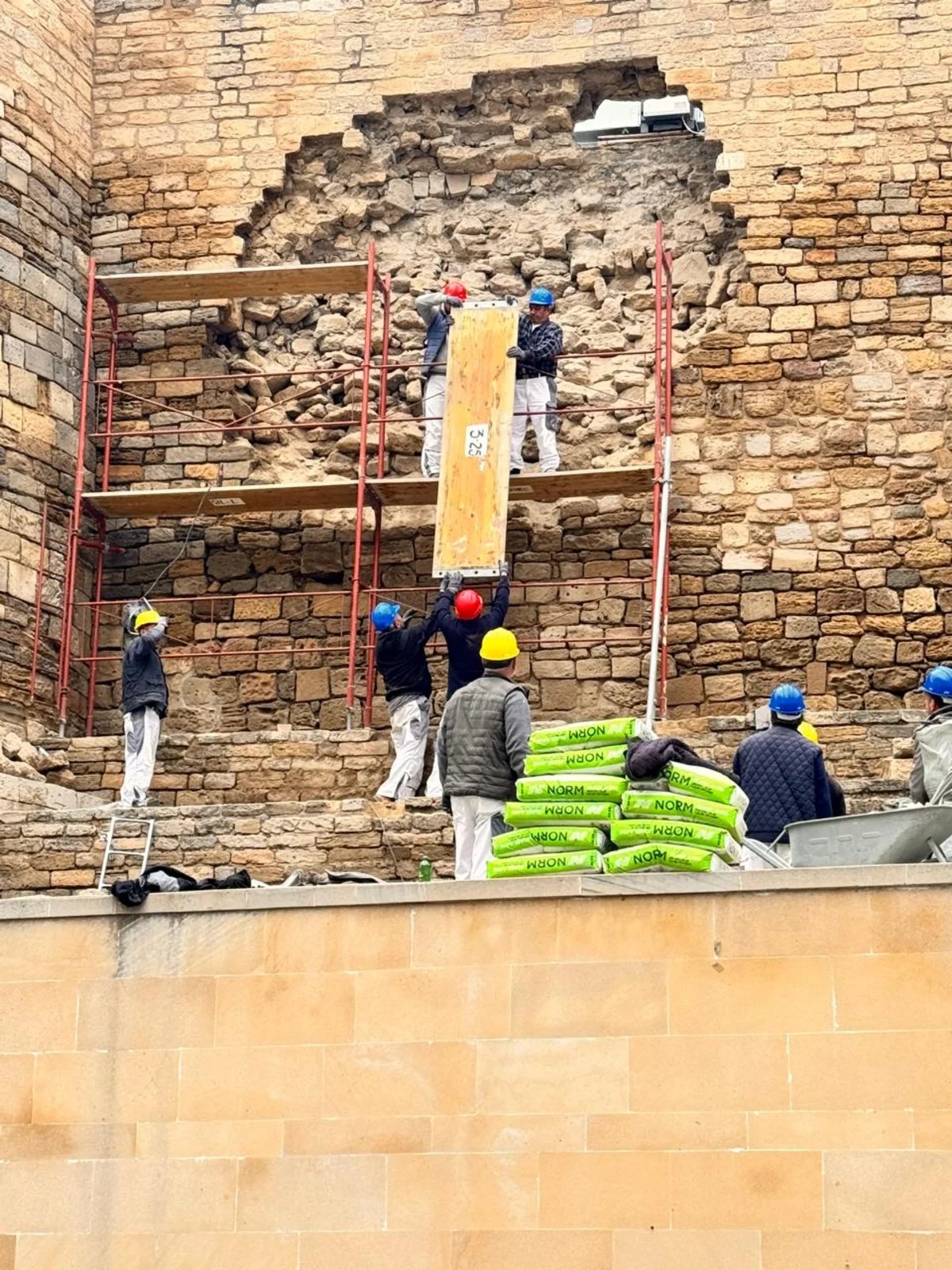 Qala divarının dağılmış hissəsində təcili konservasiya tədbirləri aparılacaq - FOTOLAR