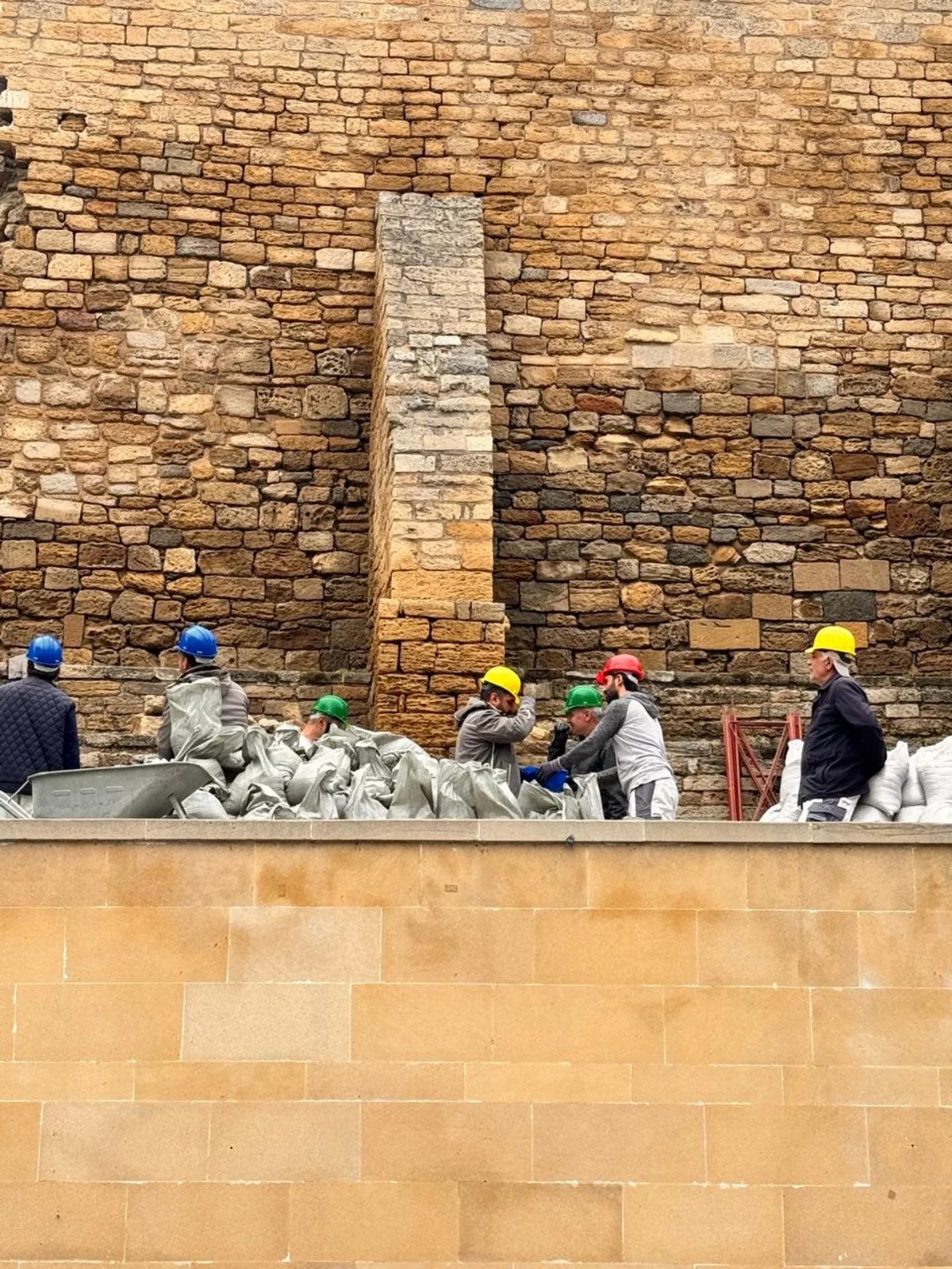 Qala divarının dağılmış hissəsində təcili konservasiya tədbirləri aparılacaq - FOTOLAR