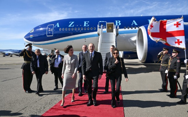 İlham Əliyevin Gürcüstanda qarşılanma mərasimindən eksklüzivkadrlar